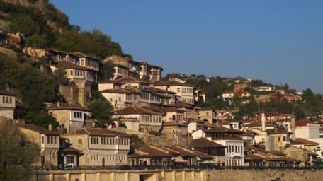 ... Berat, der Ort ist bekannt für seine schöne Altstadt