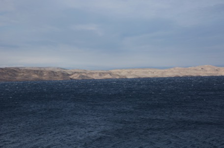 stürmischer Wind treibt uns weiter in eine geschütze Bucht stürmischer Wind treibt uns weiter in eine geschütze Bucht