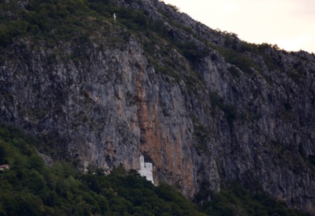 in die Felswand hineingebaut - in die Felswand hineingebaut -