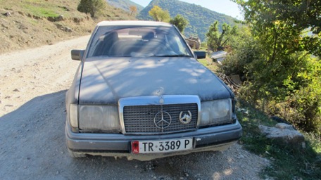 Mercedes, das meist gefahrene Auto Albaniens trifft man überall an