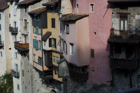 ... there are hanging houses ... there are hanging houses