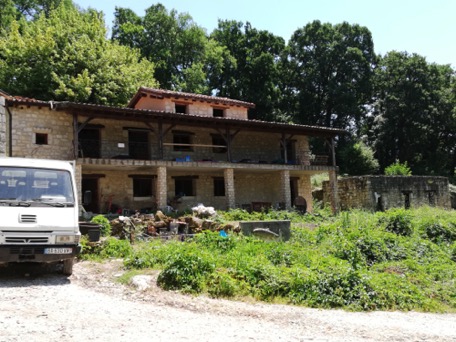 Vincent restores with friends an old Hameau - several houses