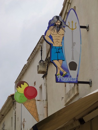 ... Poseidon ist schlecht gelaunt, er schickt Wind, Wellen und Regen ... ... Poseidon ist schlecht gelaunt, er schickt Wind, Wellen und Regen ...