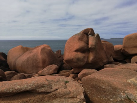 einige Aufhellungen lassen den roten Granit erstrahlen einige Aufhellungen lassen den roten Granit erstrahlen