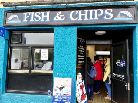 ... we eat our first Fish and Chips, as it has to be - in the rain ;-) ... we eat our first Fish and Chips, as it has to be - in the rain ;-)
