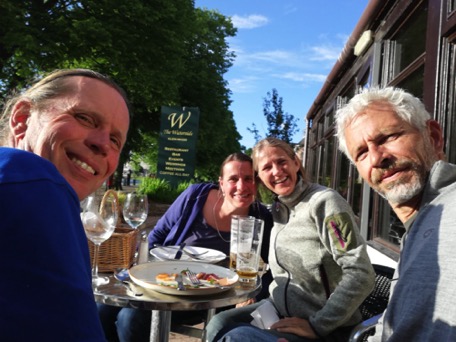 zum Abschied ein Abendessen in der Sonne - das erste seit Ankunft