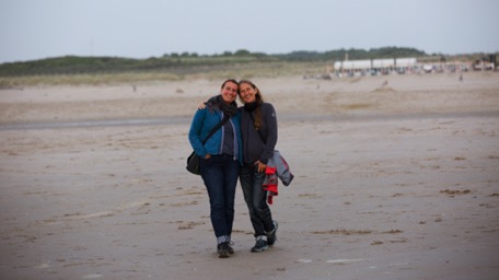 abends kühlt es angenehm ab - 2 Freundinnen am Strand :-))