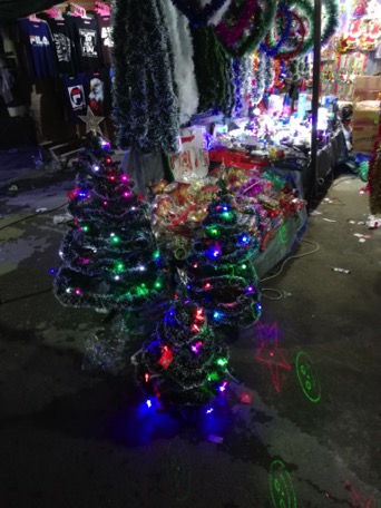 ... hello Ambon, Moluccu - X-mas-feelings on the market ... hello Ambon, Moluccu - X-mas-feelings on the market