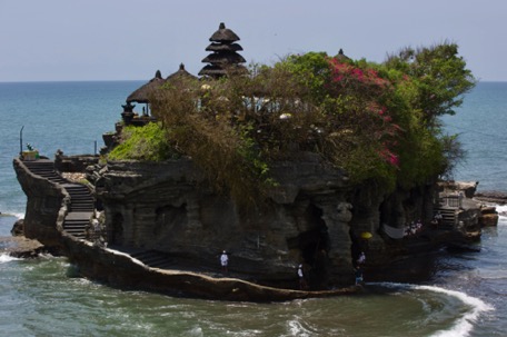 The next morning, the world looks happy again - Tanah Lot temple