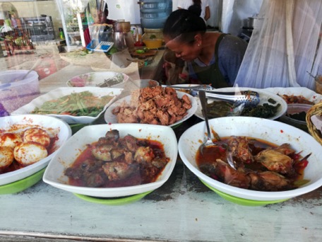 wir geniessen die leckere indonesische Küche