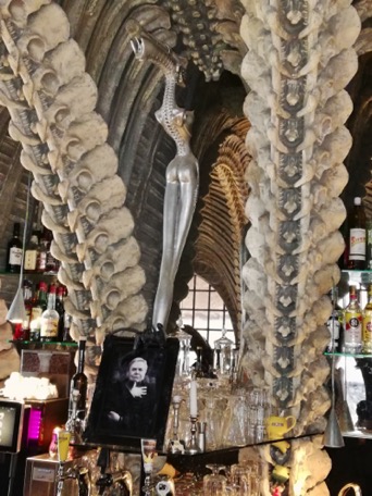 Zwischenstop in der HR Giger Bar in Gruyere Zwischenstop in der HR Giger Bar in Gruyere