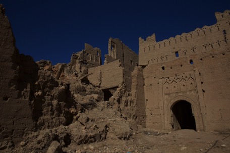 und durch das alte Ksar (befestigtes Dorf) und durch das alte Ksar (befestigtes Dorf)