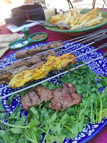 mit leckeren Brochettes mit leckeren Brochettes