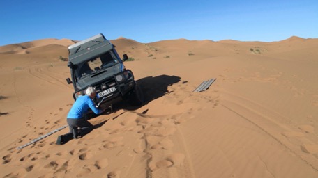 ... schaufeln und Sand-Bleche legen ... ... schaufeln und Sand-Bleche legen ...