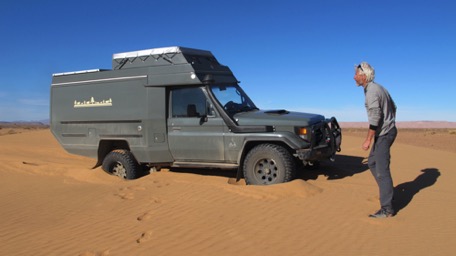 beim ersten Sandhaufen den Toyo versenkt ... 10 Min. schaufeln ...