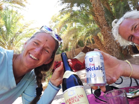 in Zagora geniessen wir ein seltenes Glas Wein und Bier