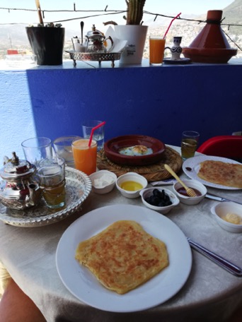 wir gönnen uns ein Frühstück im Restaurant, dann geht es weiter...