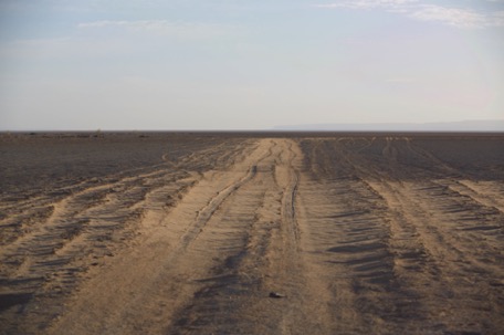 ... queren wir die 40 km lange Salzpfanne "Sebkha Chemcham" .... ... queren wir die 40 km lange Salzpfanne "Sebkha Chemcham" ....