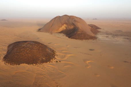 Ben Amira, 3. grösster Monolith der Welt (nach Mt. Augustus und Ayers Rock) Ben Amira, 3. grösster Monolith der Welt (nach Mt. Augustus und Ayers Rock)
