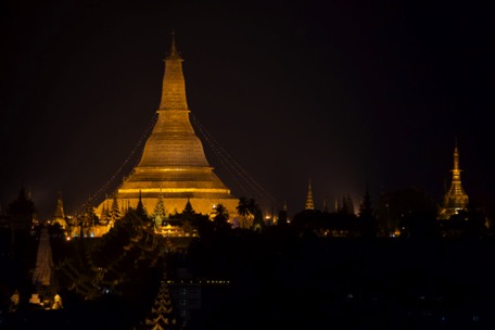 Yangon: we arrive at night - the Swedagon Pagode shines Yangon: we arrive at night - the Swedagon Pagode shines