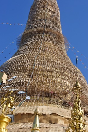 all 5-6 years the gold of the Pagoda is renewed, it is scaffolded ...