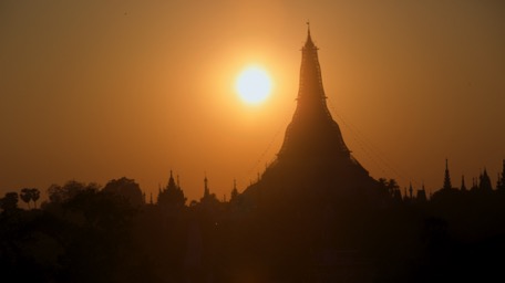 Wochendurch und abends wird es ruhiger in der Swedagon Pagode ...