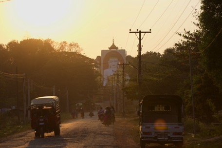 Strasse in Bago in der Abendstimmung