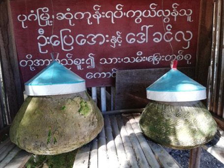 in ganz Myanmar stehen Tontöpfe - öffentliche Trinkstelle