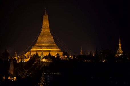 Yangon - wir kommen in der Nacht an - die Swedagon Pagode erstrahlt