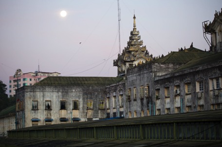 Bahnhof in Yangon, frühmorgens