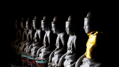 ... mit unzähligen Buddha-Statuen