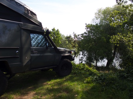 ... der Campingplatz liegt auf einer Insel im Fluss Moldau ...