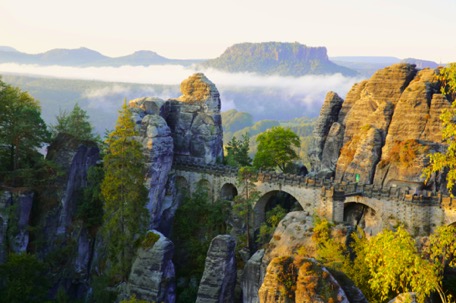 die Bastei beim Sonnenaufgang die Bastei beim Sonnenaufgang
