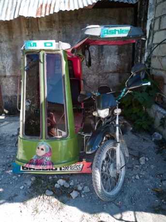 ein Trycicle, Kurz-Strecken-Transportmittel mit Heidi Look