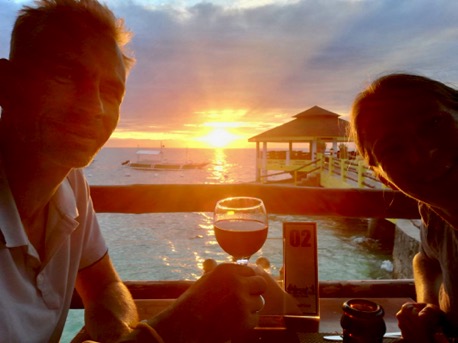 manchmal gönnen wir uns beim Sonnenuntergang ein Glas Rotwein manchmal gönnen wir uns beim Sonnenuntergang ein Glas Rotwein