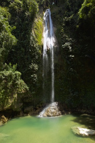 wir verbringen einen gemütlichen Tag an einem Wasserfall