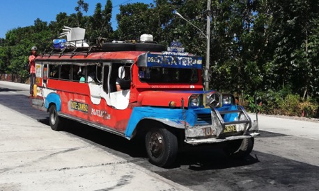 John holt uns vom Hafen ab, die Fahrt im Jeepney bleibt uns erspart ...