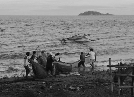 before the nigh dive, we watch the fishermen