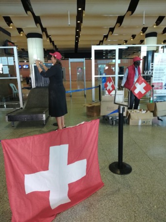 Die Botschafterin persönlich (hier im Bild) empfängt uns am Flughafen