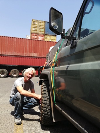 ... Luft ablassen, damit der Toyo in den Container passt ... Luft ablassen, damit der Toyo in den Container passt