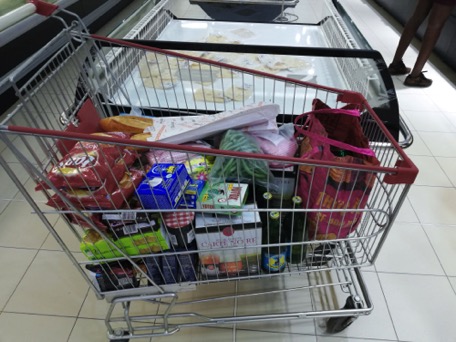 wir füllen den Einkaufswagen, im 65km entfernten Palmarin gibt es nicht viel wir füllen den Einkaufswagen, im 65km entfernten Palmarin gibt es nicht viel