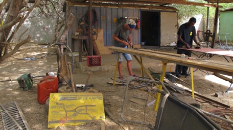 ... wir dürfen die Camping-Werkstatt benutzen ... ... wir dürfen die Camping-Werkstatt benutzen ...