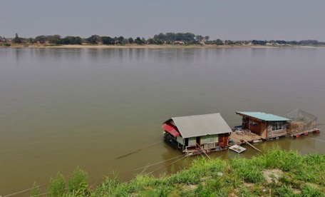 daytrip to Nong Khai, here Thailand, there Laos