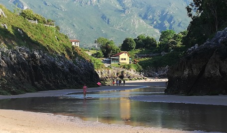 Playa de Guadamia at low tide - the river is cleary visible ...