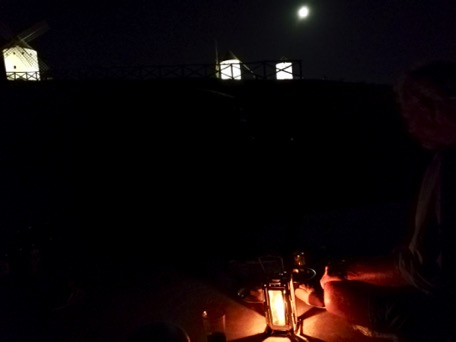 Abendessen bei Vollmond im Windschatten der Mühlen ...