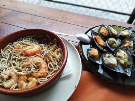 zu Baby-Aal mit Shrimps sowie Muscheln gönnen wir uns ... zu Baby-Aal mit Shrimps sowie Muscheln gönnen wir uns ...