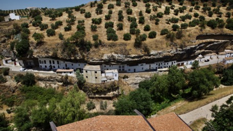 Dörfer unter Felsenvorspünge gebaut