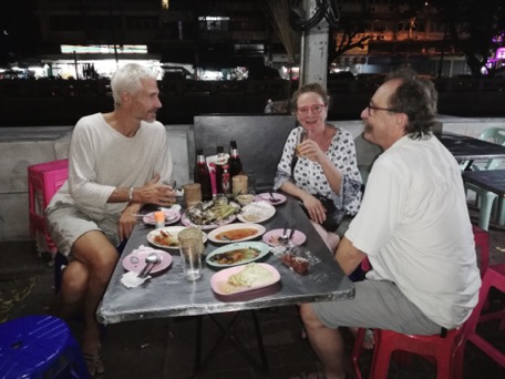 treffen wir Weinschmitts, die wir 2009 in Nepal kennengelernt haben